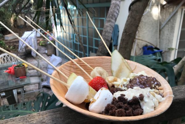 עמדת פונדו שוקולד ופירות